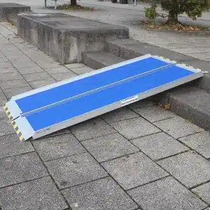 Blaue Aluminium-Rampe mit sicherem, rutschfestem Design für barrierefreien Zugang zu einer erhöhten Fläche.